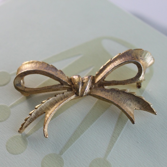 Vintage Gold Bow Costume Pin - Picture 2 of 3